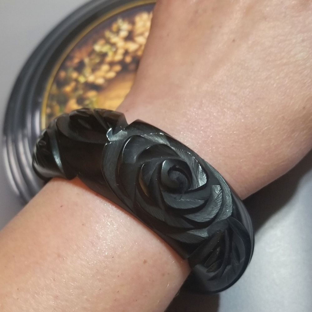 Genuine BAKELITE Deeply Carved Bangle Bracelet - Picture 8 of 8